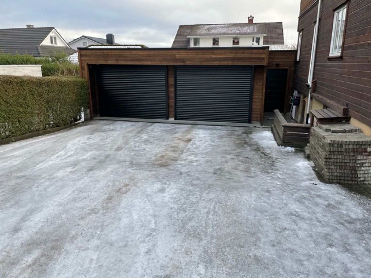 Garasje med svarte dører